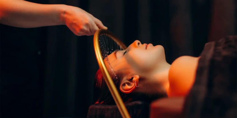 Head spa rituál: relaxační masáž, peeling vlasové pokožky i aromaterapie